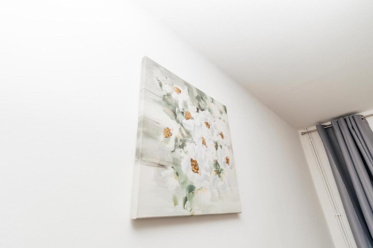 2 Bed Apartment-5 Guests - Business-Relocation-Parking - The Brighton Short Stay & Serviced Apartments エクステリア 写真