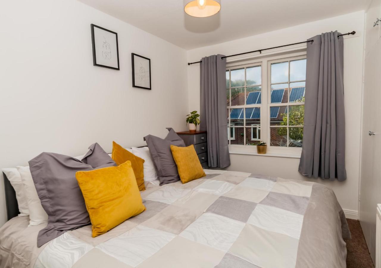 2 Bed Apartment-5 Guests - Business-Relocation-Parking - The Brighton Short Stay & Serviced Apartments エクステリア 写真