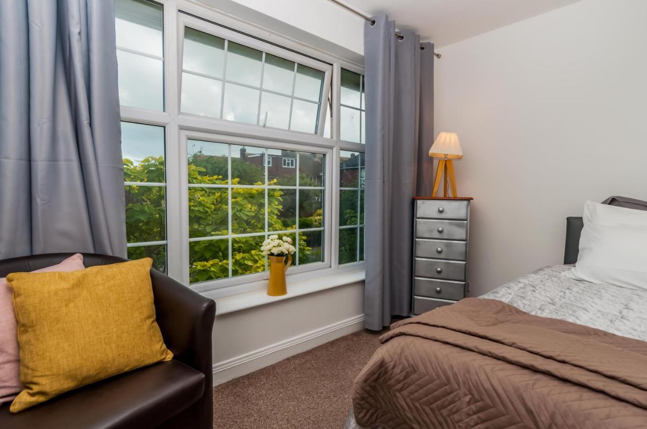 2 Bed Apartment-5 Guests - Business-Relocation-Parking - The Brighton Short Stay & Serviced Apartments エクステリア 写真